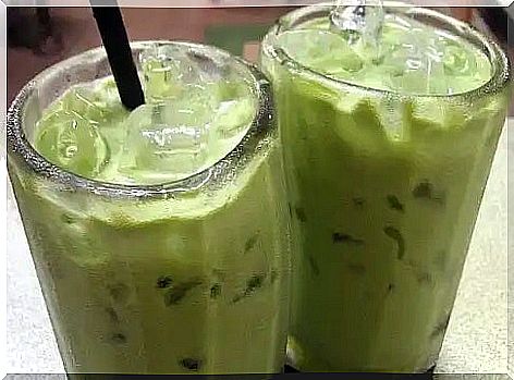 Glasses of avocado smoothies for low cholesterol