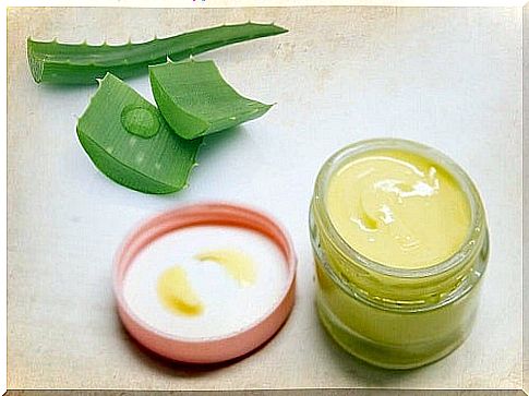 Natural creams for the skin around the eyes with aloe vera