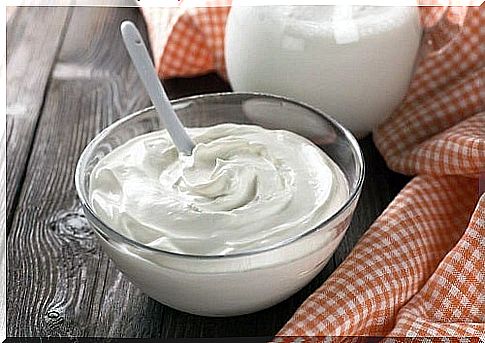 Yogurt included in natural creams for the skin around the eyes