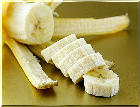 Natural remedies for dry hands with bananas