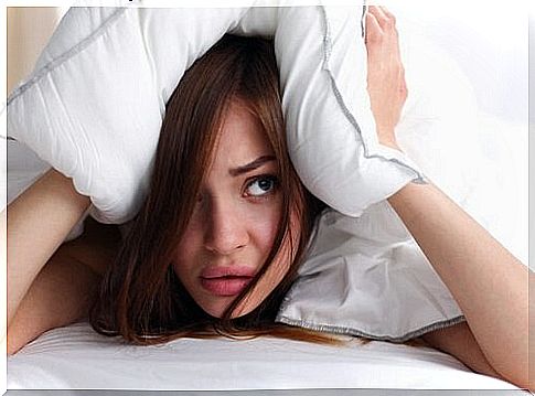 Sleeping with wet hair causes headaches