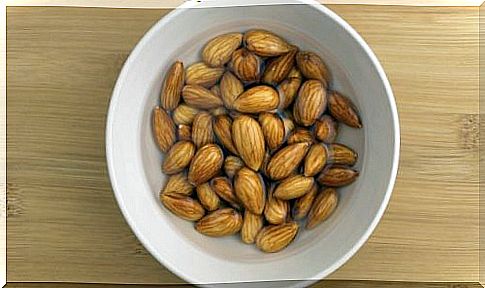 Almonds soaked in water - 7 reasons to eat them