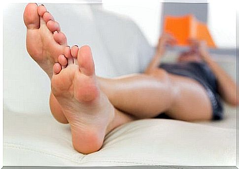 Apple cider vinegar treats the foot fungus