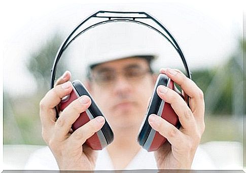 Man holding a pair of headphones