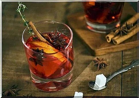 Cold tea recipe with oranges and cinnamon