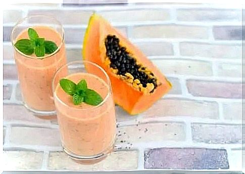 Delicious papaya smoothies in glasses