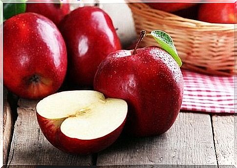 Apples on the list of fat-burning fruits 