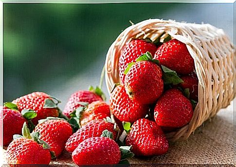 Strawberries on the list of fruits that burn fat