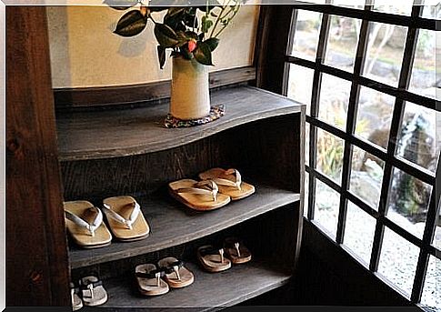 How to make a shoe rack with wooden shelves