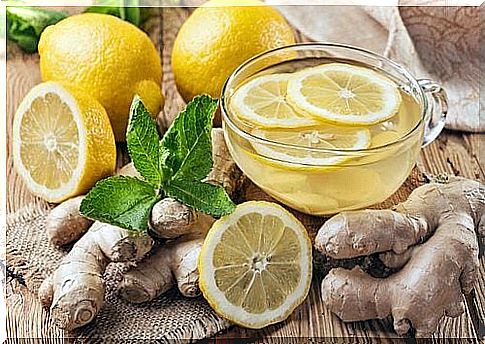 Green tea with ginger and lemon to combat bloating