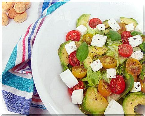 Low-calorie salad easy to prepare