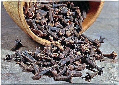 Natural remedies for abdominal distension from cloves