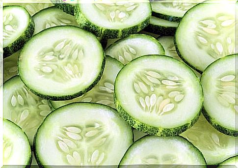 Remedies for fallen eyelids with cucumber