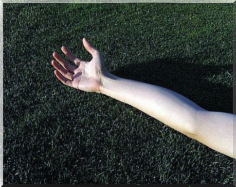 Remove the skin left on the arms with exercise