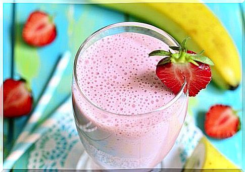 A mixture of strawberries and milk for straightening hair at home