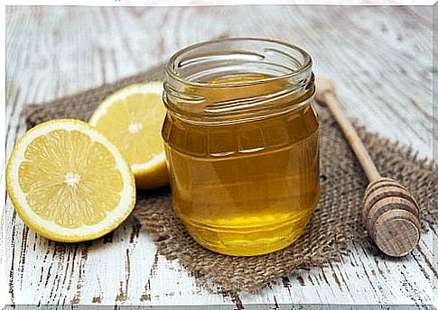 Honey and lemon treatment for straightening hair at home