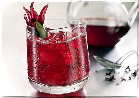 Hibiscus tea is one of the best natural infusions for weight loss