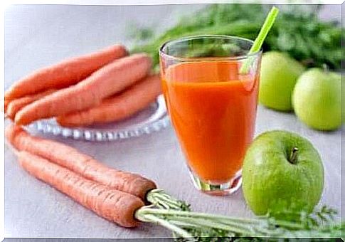 Smoothie with carrots and apples