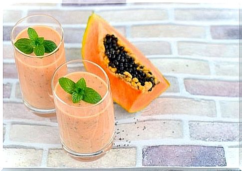 Papaya juice to treat bloating naturally