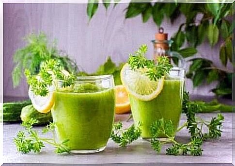 Glasses with cucumber smoothie