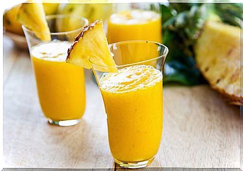 Pineapple smoothie in a colon detox diet