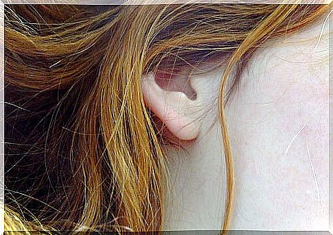 Woman who practices unclogging her ears naturally