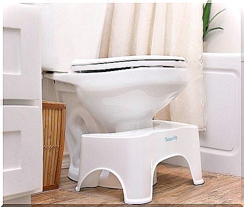 Chair to adopt the correct position to sit on the toilet